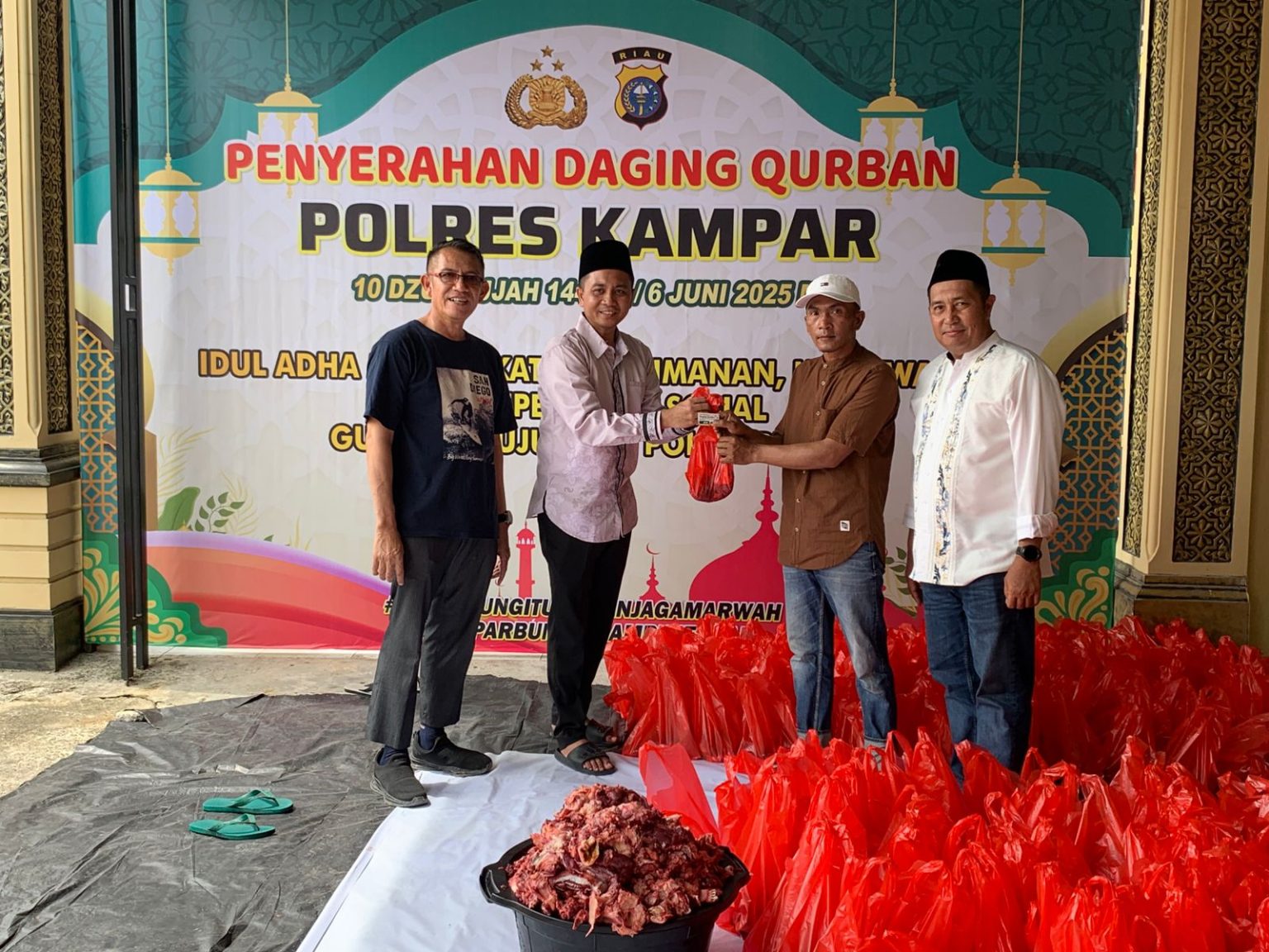 Kapolres Kampar Bagikan Daging Kurban Idul Adha, Jalin Silaturahmi